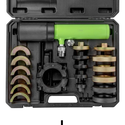 Conjunto de ferramentas em estojo preto com diferentes peças metálicas e uma ferramenta verde