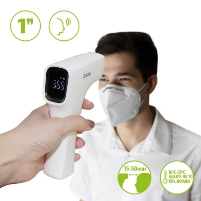 Termómetro digital sem contato branco a medir a temperatura na testa de um homem com máscara branca