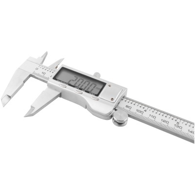 Paquímetro digital prateado com visor LCD num fundo branco