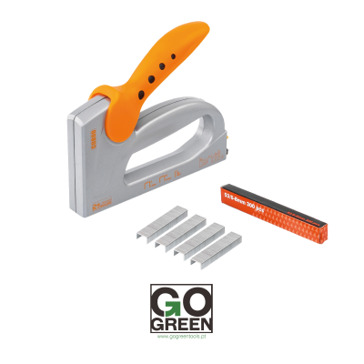 Grampeador cinza com pega laranja, grampos metálicos e embalagem sobre fundo branco mais logotipo GO GREEN