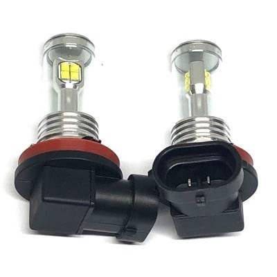 Duas lâmpadas LED automóvel com base preta e anel vermelho sobre fundo branco