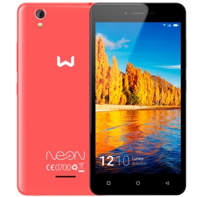 smartphone coral com ecrã colorido exibindo paisagem outonal