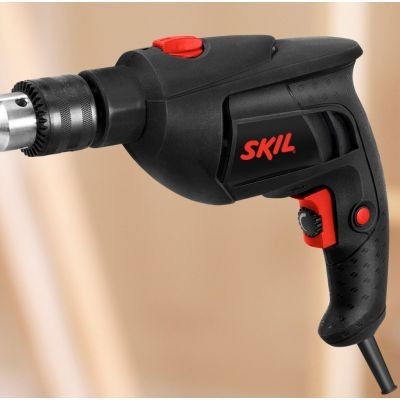 Furadeira elétrica preta e vermelha SKIL com cabo