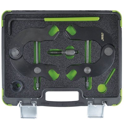 Conjunto de ferramentas preto e verde em estojo acolchoado com fechos metálicos