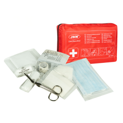 Dois kits de primeiros socorros vermelhos com vários itens médicos à frente