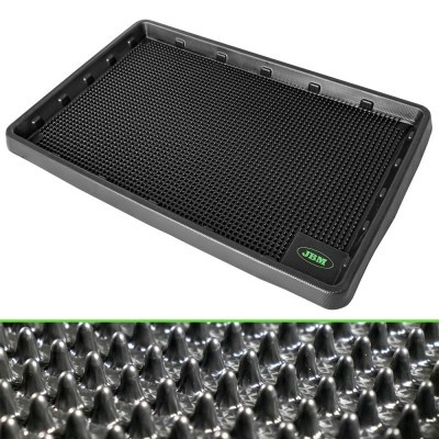 Tapete de borracha preto com textura de pequenos cones e etiqueta JBM