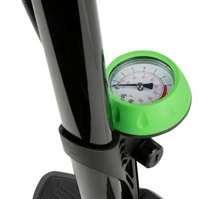 Bomba de ar preta com manómetro verde para bicicleta
