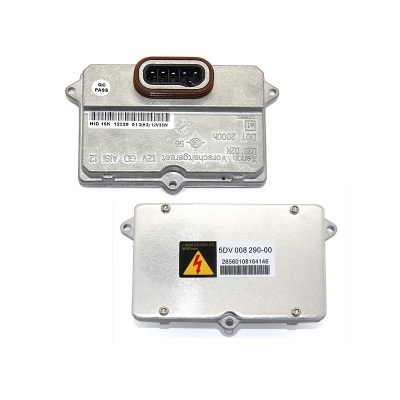 Módulo eletrónico retangular em metal com conetor e etiqueta de aviso