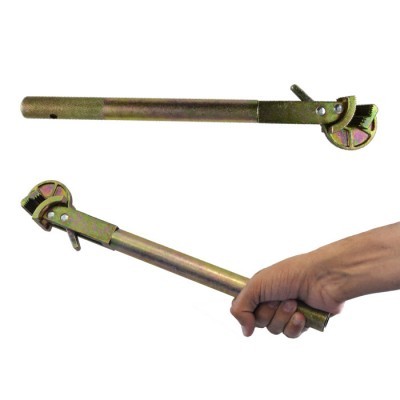 Chave ajustável metálica dourada com mecanismo de rosca em dois ângulos