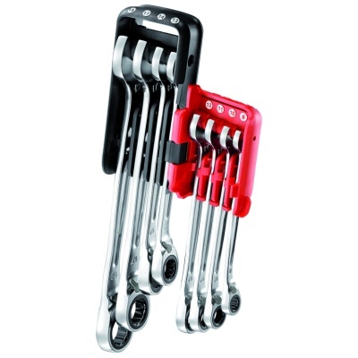 Conjunto de chaves de boca com catraca organizadas em suportes preto e vermelho.