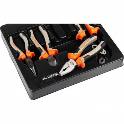 Conjunto de quatro alicates em suporte preto, com punhos cinza e laranja