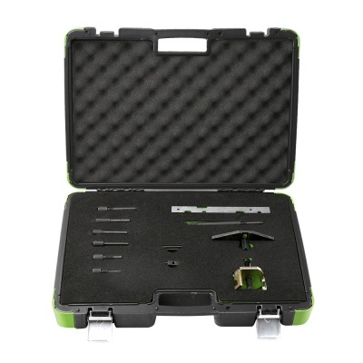 Mala preta e verde aberta com ferramentas organizadas em espuma preta