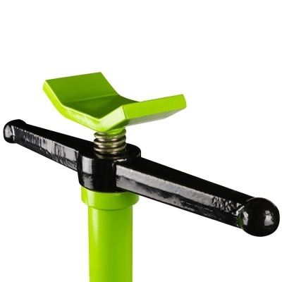 Suporte verde com asa e barra preta de metal isolado