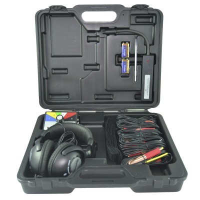 Equipamento de áudio em mala preta com fones, cabos, controlo e pilhas