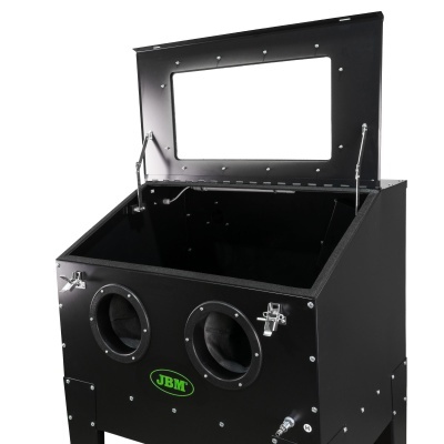 Caixa de jato de areia preta com tampa aberta e duas luvas frontais com logótipo JBM