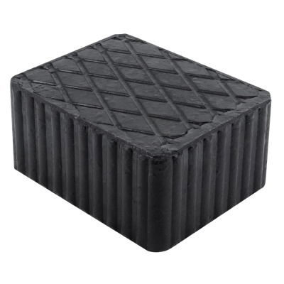 Bloco retangular preto com padrão em losangos na superfície