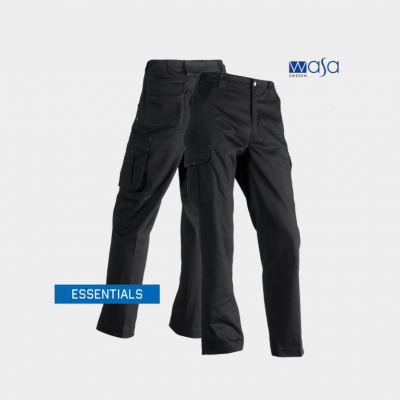 Duas calças pretas com bolsos e texto ESSENTIALS