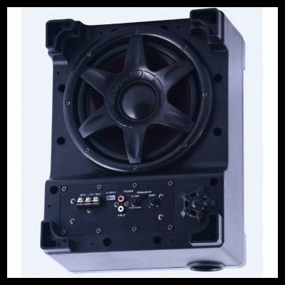 Coluna de som preta com altifalante circular e botões de controlo