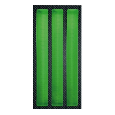 Três tiras verdes sobre fundo padrão de fibra de carbono