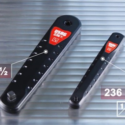 Duas chaves dinamométricas pretas e vermelhas sobre superfície metálica