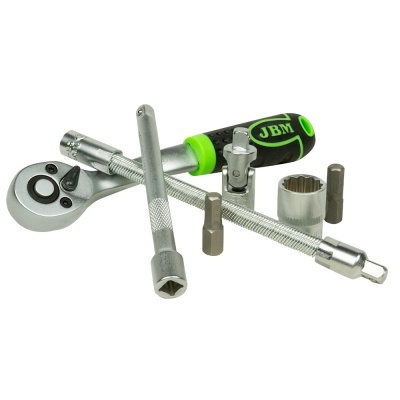 Conjunto de ferramentas manuais com catraca, soquetes e extensores em fundo branco