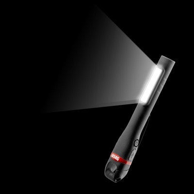 Lanterna preta com luz acesa e detalhe vermelho