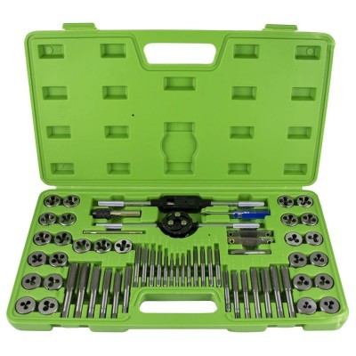 Conjunto de ferramentas metálicas em caixa plástica verde