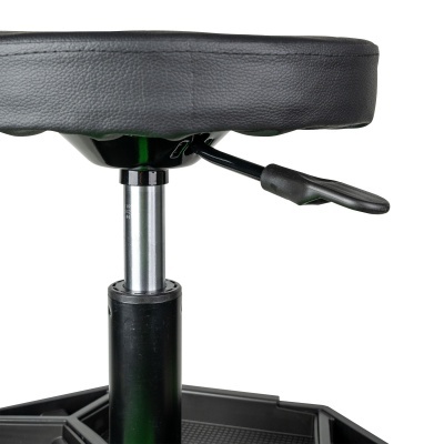 Cadeira de escritório preta com base metálica e alavanca de ajuste