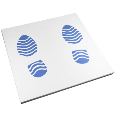 Placa branca com quatro pegadas azuis com linhas onduladas