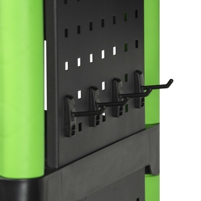 Painel metálico preto com ganchos pretos e estrutura verde