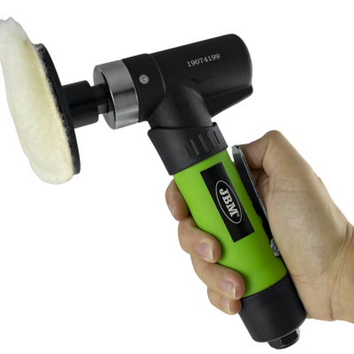 Ferramenta de polimento verde e preta com disco branco, segurada por uma mão.