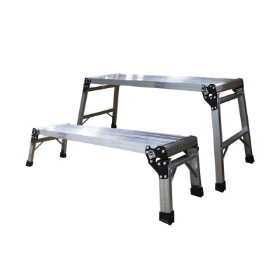 Banco ou escadote metálico prateado com duas plataformas e articulações pretas