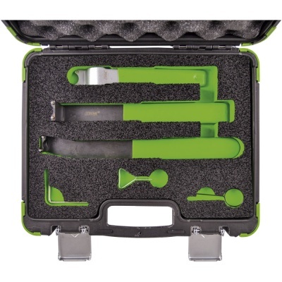 Maleta preta com ferramentas metálicas e forro verde