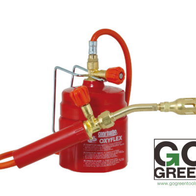 Soprador portátil de chama vermelho com tubo e válvulas em latão sobre fundo branco e logótipo GO GREEN