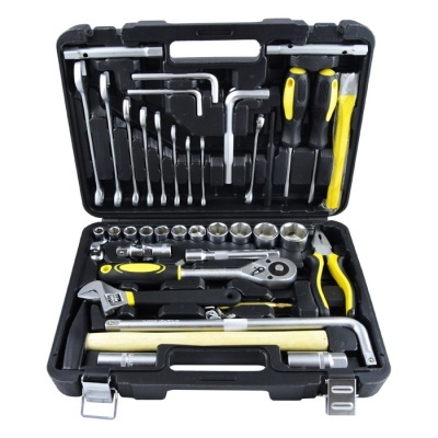 Conjunto de ferramentas multiferramentas com vários tipos de chaves, alicates e martelo dentro de estojo preto