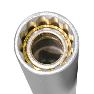 Ferramenta metálica cinza com engrenagem dourada na extremidade