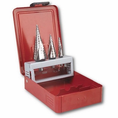 Conjunto de brocas escalonadas metálicas em caixa vermelha aberta