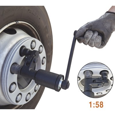 Dispositivo de aperto numa roda de veículo com manivela e mão enluvada