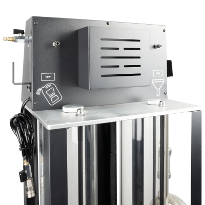 Máquina preta e inox com painel e ícones brancos em fundo branco