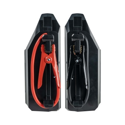 Grampos de bateria vermelho e preto em suporte preto