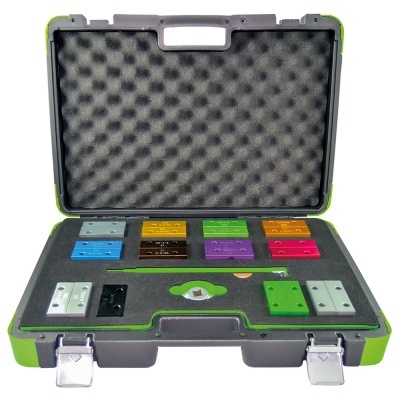 Conjunto de ferramentas coloridas em mala acolchoada