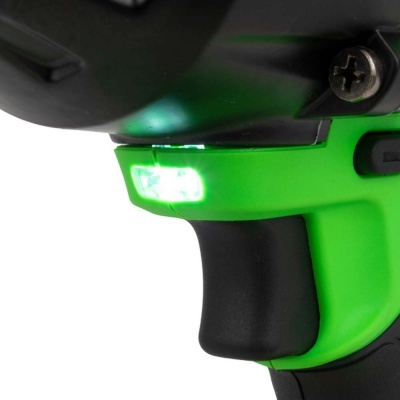 Ferramenta elétrica verde com botão preto e luz LED acesa