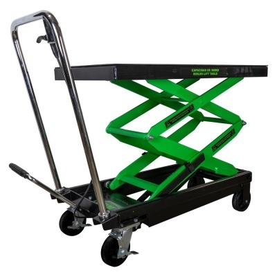 Carrinho elevatório metálico preto e verde com rodas e empunhadura cromada