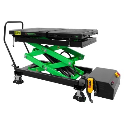 Mesa elevatória hidráulica com estrutura preta e verde e comando elétrico.