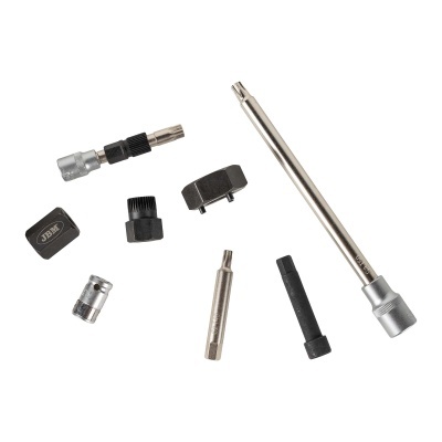 Conjunto de ferramentas diversas de metal em preto e prateado sobre fundo branco