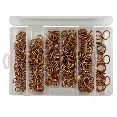Estojo transparente com argolas metálicas de cobre organizadas por tamanho