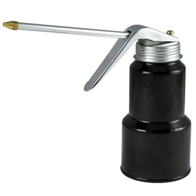 Lata de óleo preta com bico longo metálico e tampa prateada