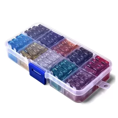 Estojo transparente com tampas azuis e divisórias contendo peças pequenas coloridas.