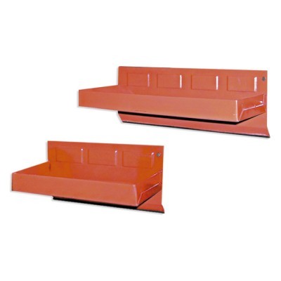 Prateleiras de parede em metal laranja com recortes retangulares