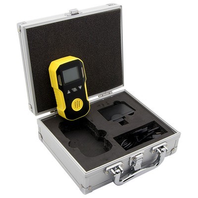 Estojo metálico com dispositivo eletrônico amarelo e preto e acessórios